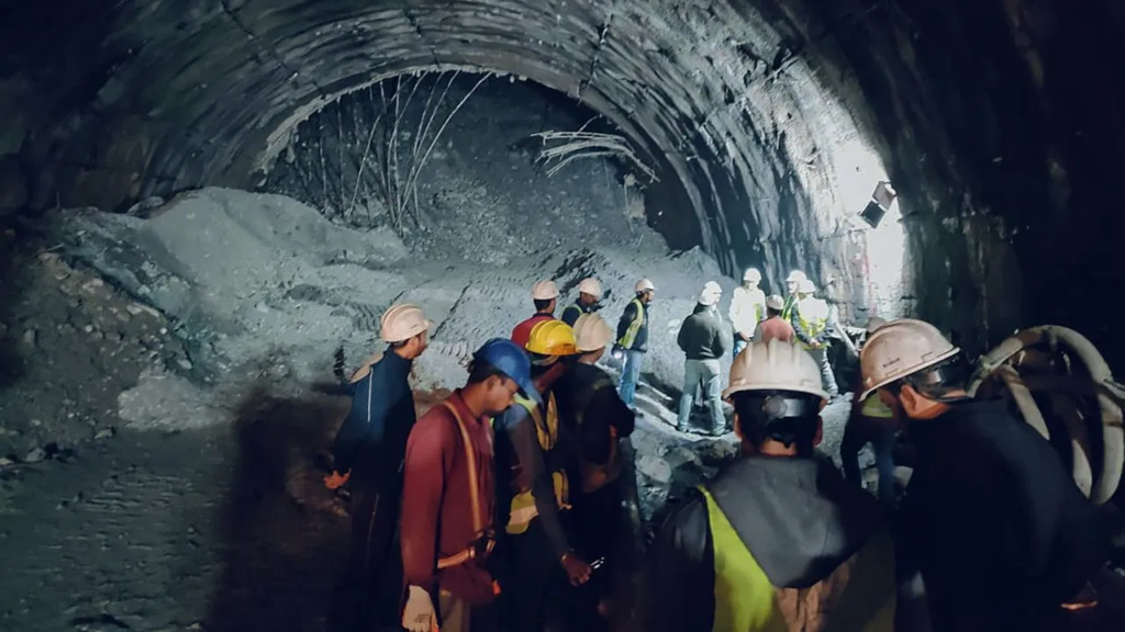 (Rescue) Uttarkashi Tunnel Collapse: सुरंग में फंसे श्रमिकों का पहली बार दिखा चेहरा,  देखिए तस्वीरें - Desh Rojana - Latest Hindi News, Top Stories, Breaking  News India